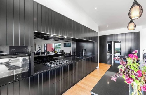 Raglan Bed & Breakfast | Raglan Retreat New Zealand w/Barrel Spa, Ocean View & Sunset