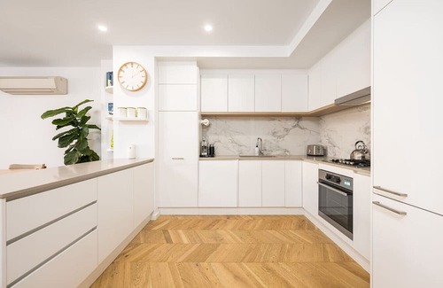 Preston Apartment | Spacious City Fringe Charm – Pool, Balcony & Park