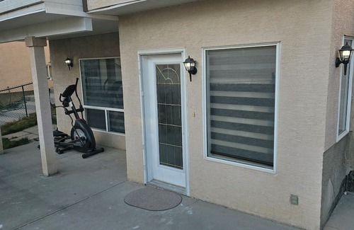 Chestermere Apartment | Cozy 2-Bedroom Suite: 5 Minutes Walk To Chestermere Lake