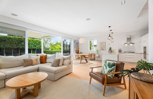 Westmere House | Super Luxurious Home HotTub 3BR 2BA 2 Fee CarParks
