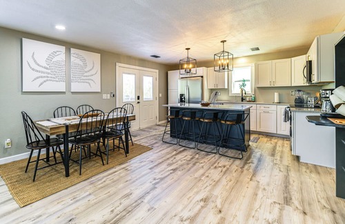 Long Mott Cabin | Bleu Bayou ~ Quiet Waterfront River Retreat w/Private Dock and Ramp