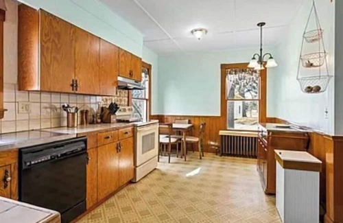 Waterville House | Charming 4-bedroom house with AC, WiFi in awesome Winslow