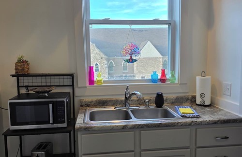 Topeka Apartment | Beautifully Renovated 1 Bed, 1 Bath, Pet-Friendly Apt, 2 Blks From State Capitol