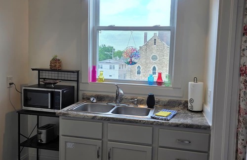 Topeka Apartment | Beautifully Renovated 1 Bed, 1 Bath, Pet-Friendly Apt, 2 Blks From State Capitol