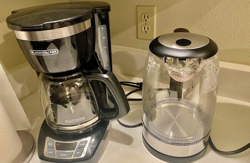 Federal Way House | A beautiful private bedroom in a peaceful neighborhood in Federal Way- Twin-lake