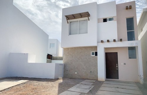 Cerritos House | House with its own pool-Almarena