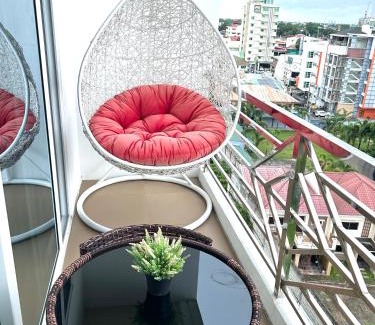 Balibago Hotel | Deluxe room with king bed and Balcony at Kandi Palace