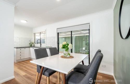 Shepparton South House | Shepparton Escape: Chic 3BR near Lake