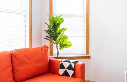 Logan Square Apartment | Cozy and Comfy Condo Near Wrigley | Cubs | Logan Square HL1