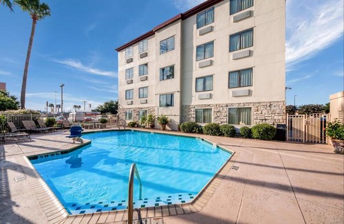 Bonanza Hotel | Red Roof Inn Laredo