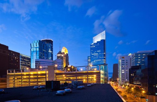 Downtown Minneapolis Hotel | Holiday Inn Express Hotel & Suites Minneapolis-Downtown Convention Center