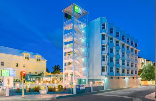 Downtown Nassau Hotel | Holiday Inn Express & Suites Nassau
