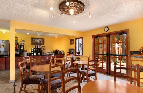 Sumner Hotel | Howard Johnson by Wyndham Portland Airport