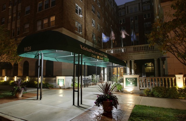 Knickerbocker on The Lake