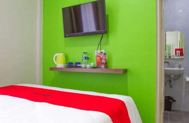 RedDoorz Near Pasar Baru Bandung