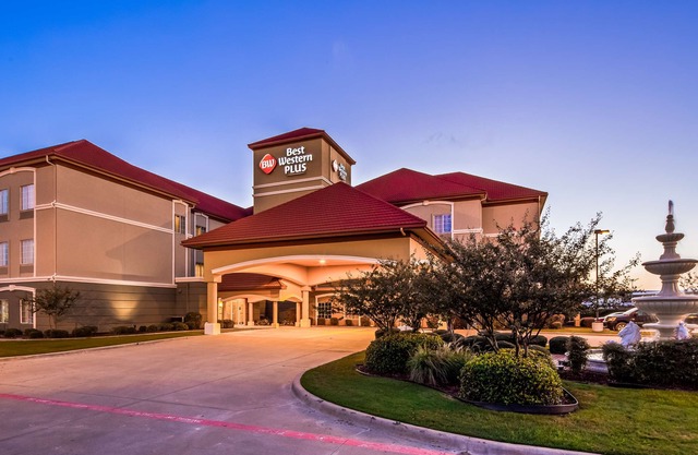 Best Western Plus Monica Royale Inn & Suites