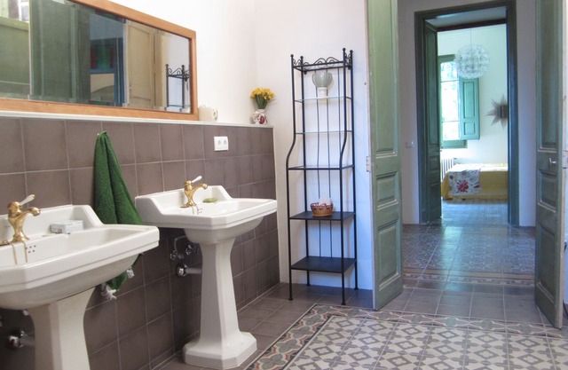 2/3 families. 360º virtual tour: https: // goo. gl / maps / fj9xseZyZf62