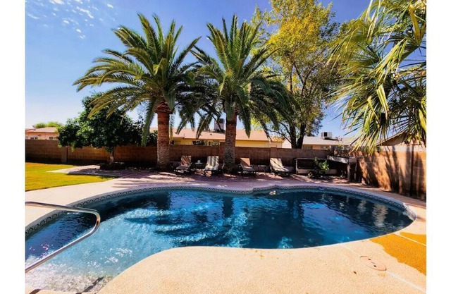 Cheerful Private Pool Oasis! 2 miles to Stadiums!