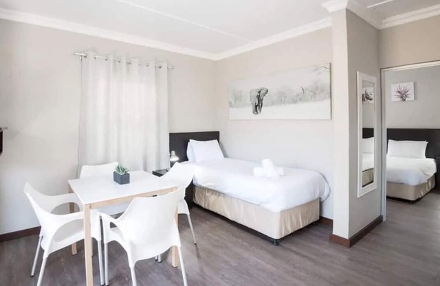 Minutes Away from Haven Zoological Park! 2 Relaxing Chalets w/ Patio, Pool!