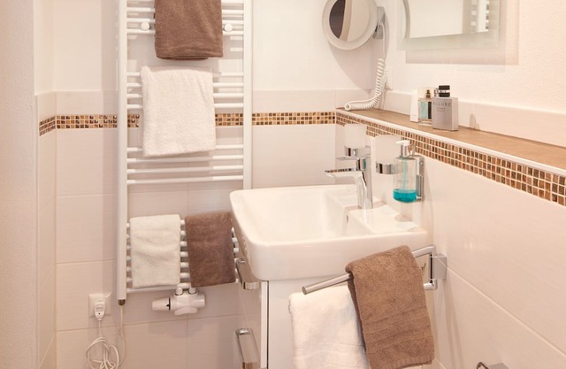 Double room comfort 20-24m² with south-facing balcony, seating area, shower/toilet