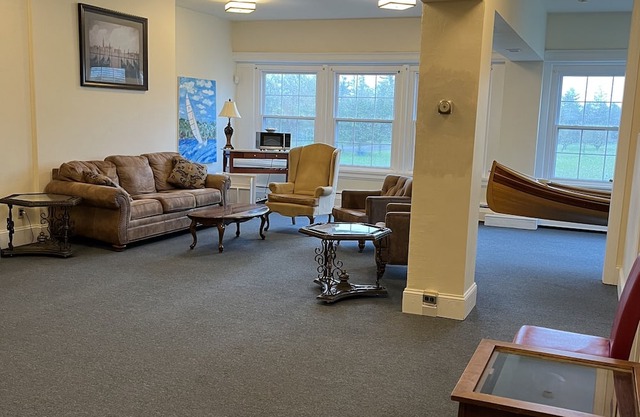 7 GUEST ROOMS - SUNCLIFF FAMILY SUITE ON LAKE ERIE!! Football & Family Fun!