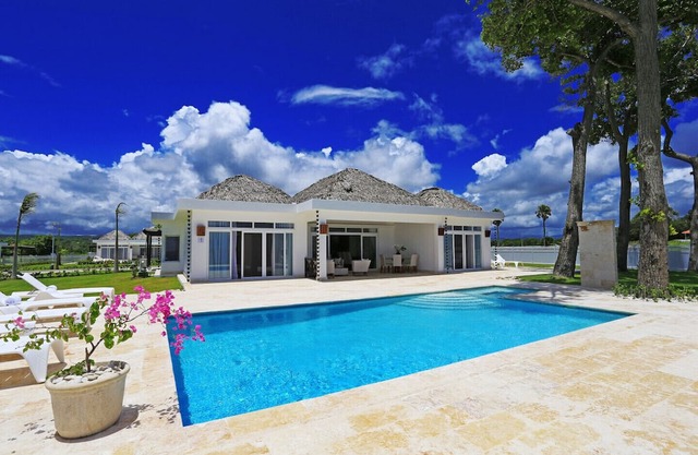 Luxury Oceanfront 3-bedroom Villa No6