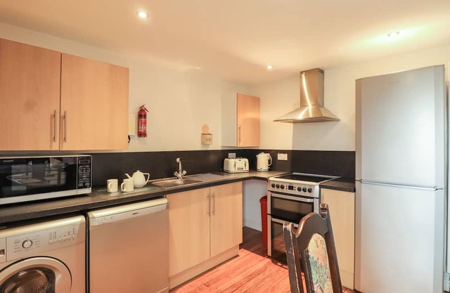 LINTIE COTTAGE, pet friendly, character holiday cottage in Dalbeattie