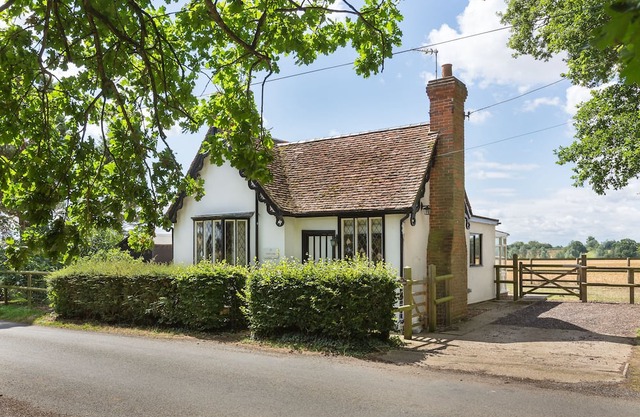 South Lodge historic self-catering detached cottage with garden, parking & pets
