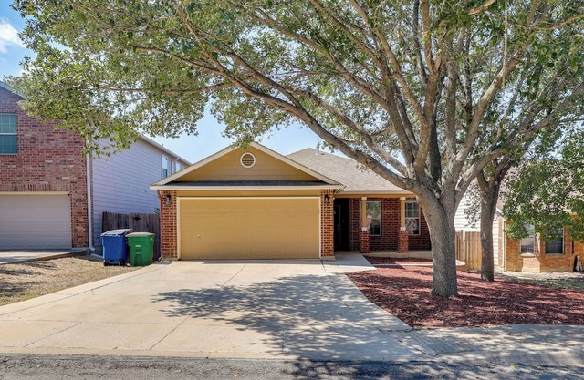 San Antonio Area Home w/Deck, 14 Mi to Dtwn!