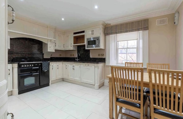 Period 2-bedroom apartment 10 mins from Dublin City Centre
