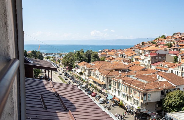 Luxury Lake View City Center Apartment