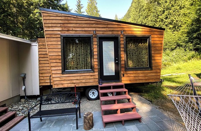 Cozy cabin on the lake, close to Mount Rainier, skiing, hiking, downtown!