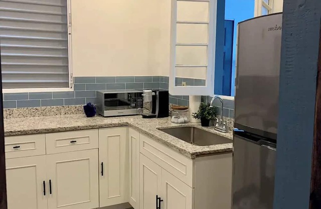 Charming and Cozy 3 Bedroom Colonial House in the Heart of Belize Tourist Center