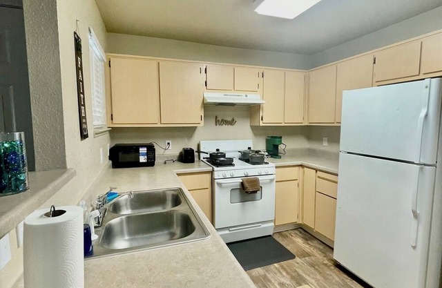Lovely 3-bedroom apartment with AC and WiFi in Elk Grove