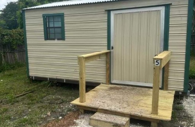 Cozy cabin in enchanting Jacksonville with WiFi, AC