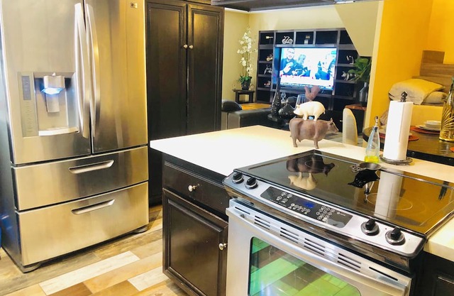 3-Bedroom Town Home in lovely Chula Vista with WiFi 20 minutes from DT San Diego