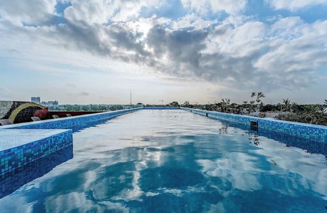 Experience Serenity in Cozy Room: Rooftop Pool w/Panoramic City Views Await