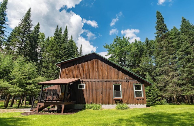 Beautiful 2- bedroom cabin in the Adirondacks with beach/lake access