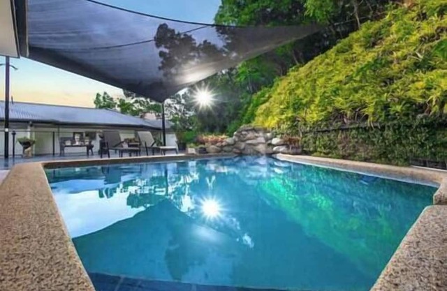 Scenic 5BR Retreat: Sea, City, & Mountain Views