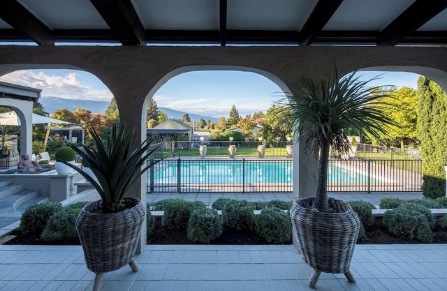 Luxury Spanish Villa in the Heart of Cromwell
