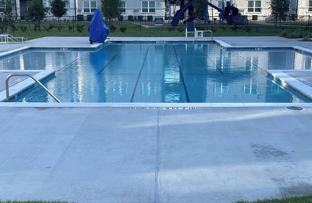 Cozy apartment in charming Houston with WiFi, AC, & Pool!