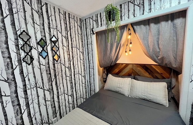 Downtown Bungalow -walking distance to parks, restaurants, and everything !