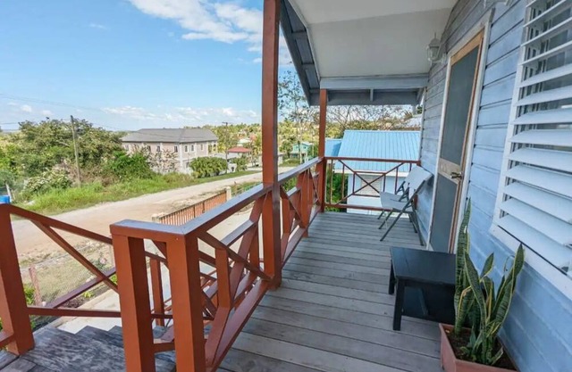 Elle's Place Studio #1 / Upper flat studio, minutes from Town & Maya Ruins.