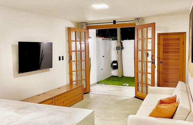 Charmosa Casa, Recém Construída, Localizada Entre mar e uma Reserva Florestal