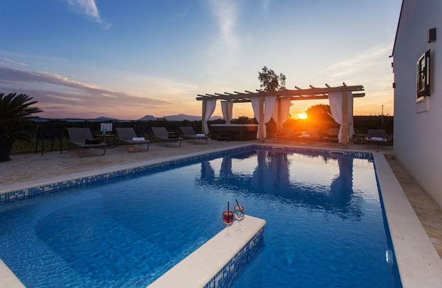 Family-sized Villa Unika with heated 39m2 Pool with hydromassage, Jacuzzi, Sauna