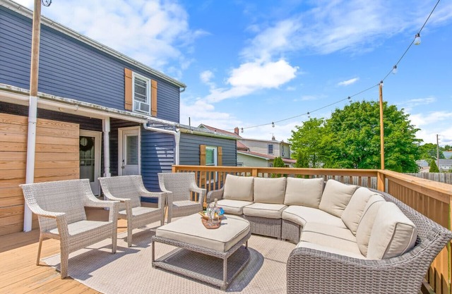 7 bedrooms, 2 kitchens, & furnished patio!