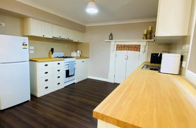 Kennedy's Kottage (Walk to Bendigo Stadium)