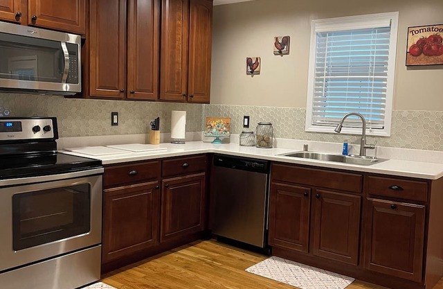 Quaint Farmhouse Charm 3 Miles from Murray, KY