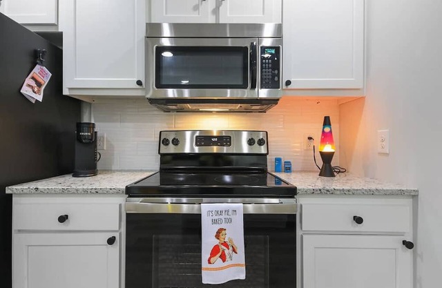 GroovyGetaway: king suites, sleeps 8, dog friendly