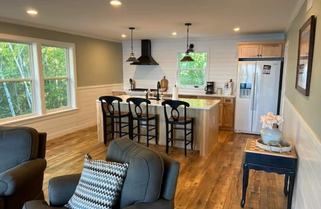 Serene Beach and Stunning Cottage Apartment on Lake